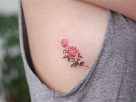 tatuajes pequeos en el pecho mujer|Tatuajes de pecho de mujer